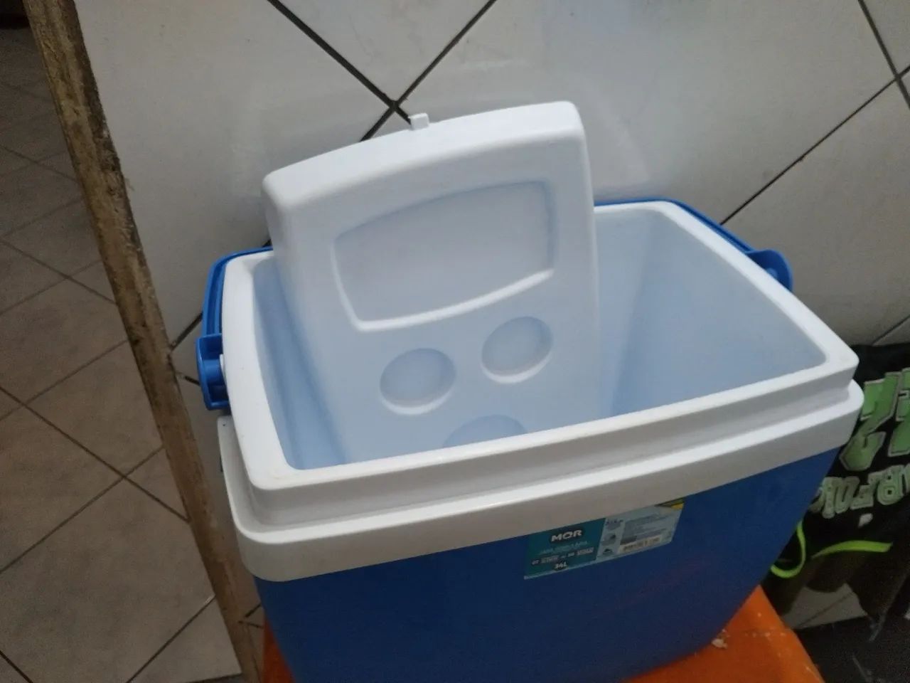 Vende-se caixa térmica de 34l e isopor 100l 