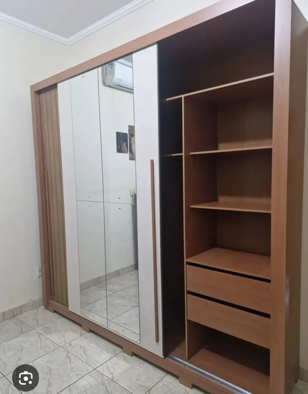 Vende se GUARDA Roupa Ripado c Espelho Central - Foto 3