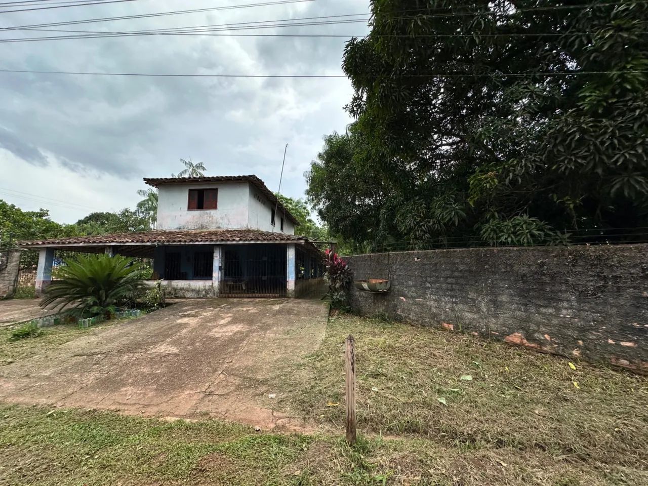 Sítio com casa de dois andares toda gradeada e murada 
