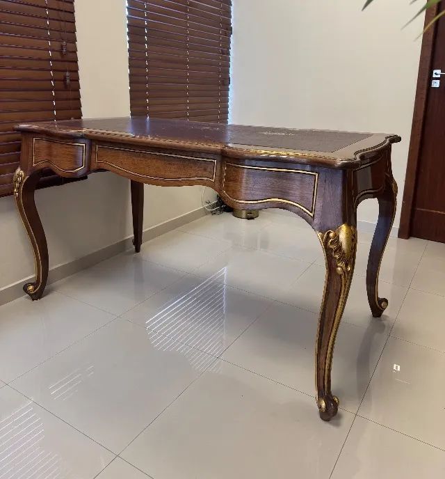 Escrivaninha estilo Luís XV