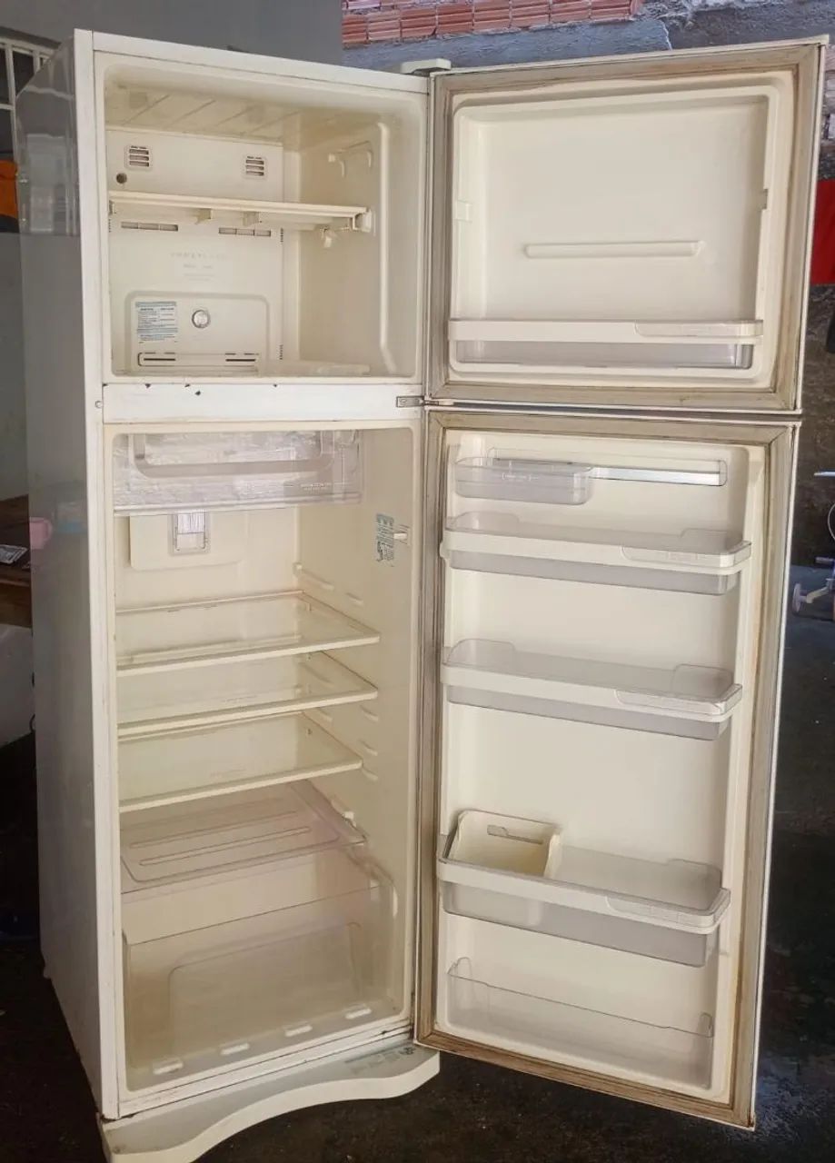 Vendo essa geladeira por 700 - Foto 2