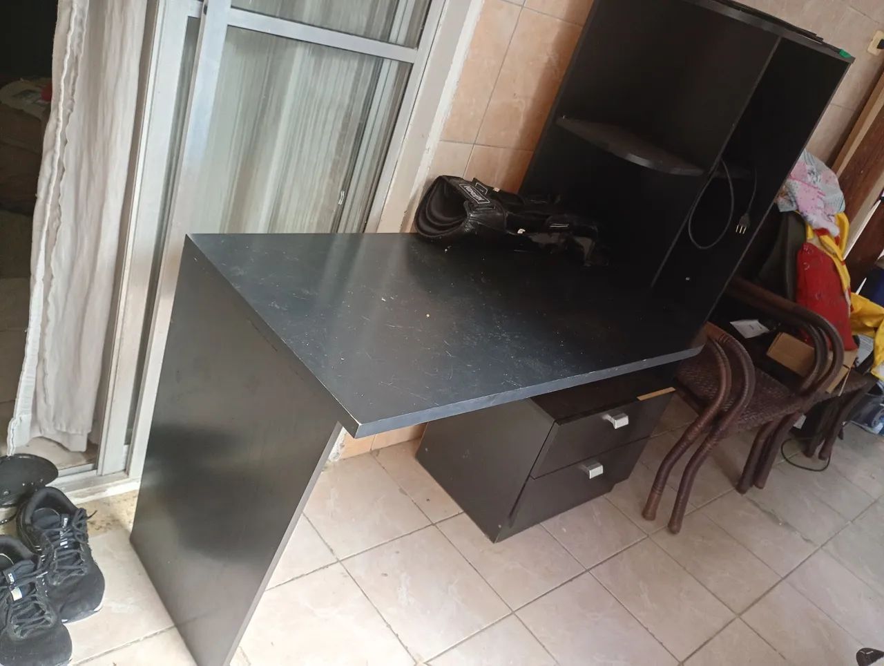 Vendo mesa com 2 gaveta bem conservado 