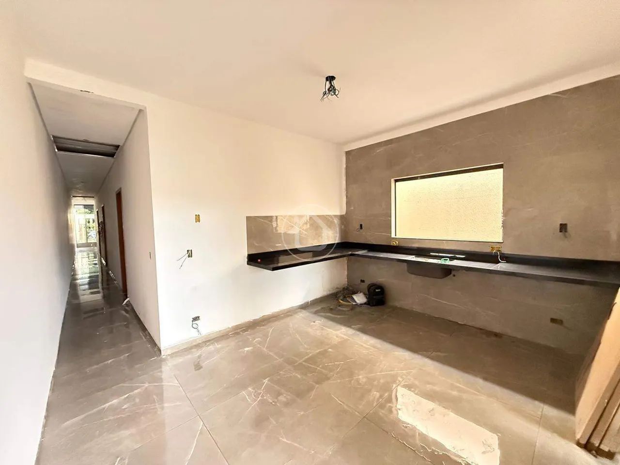 CASA GRANDE COM 3 SUÍTES - EM FRENTE À PRAÇA - Foto 4