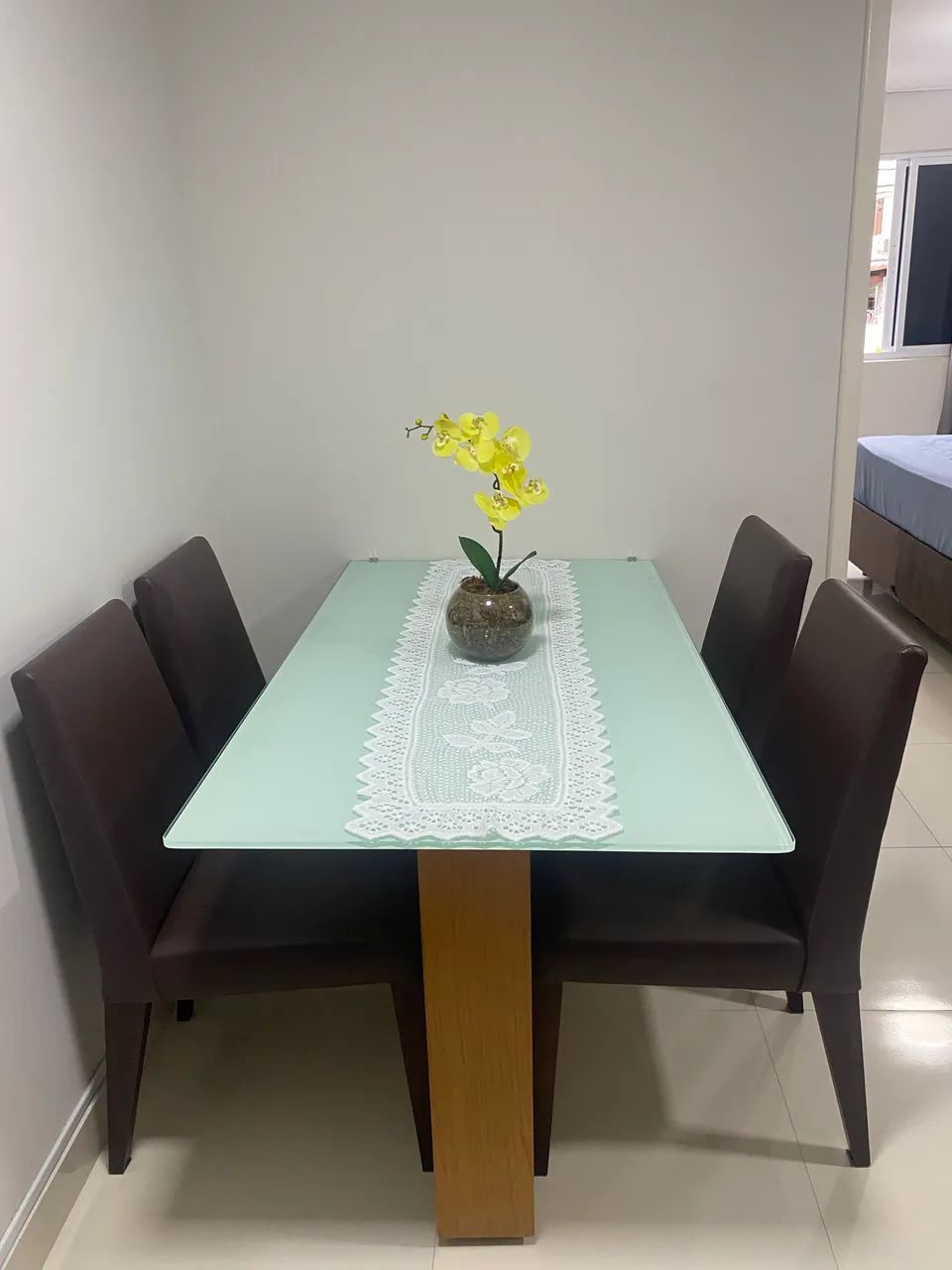 Mesa com quatro cadeiras