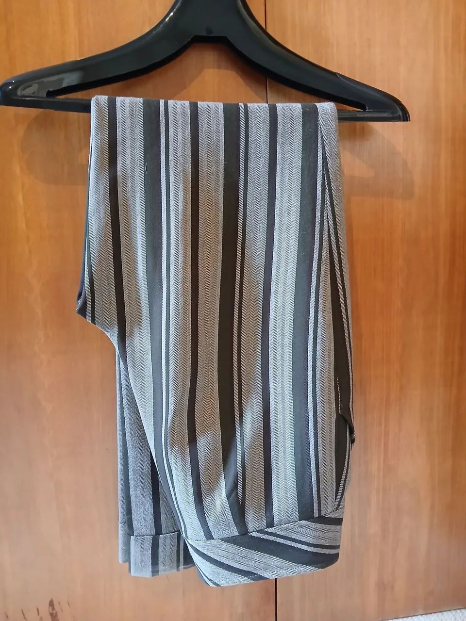 Calça de lã inglesa,corte classico com bolsos.Tamanho M.