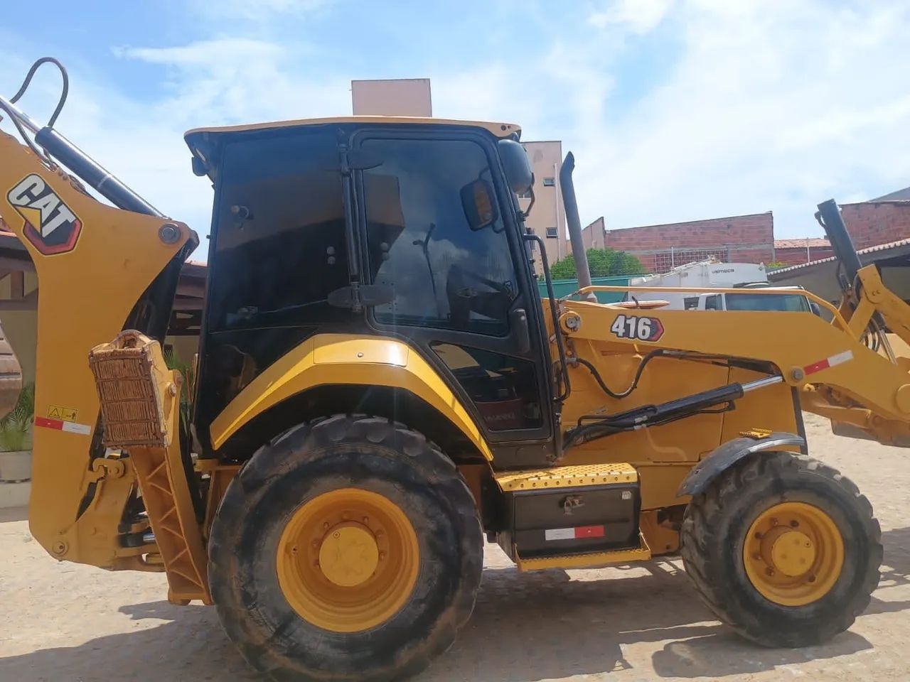 Retroescavadeira caterpillar 416 ano 2023