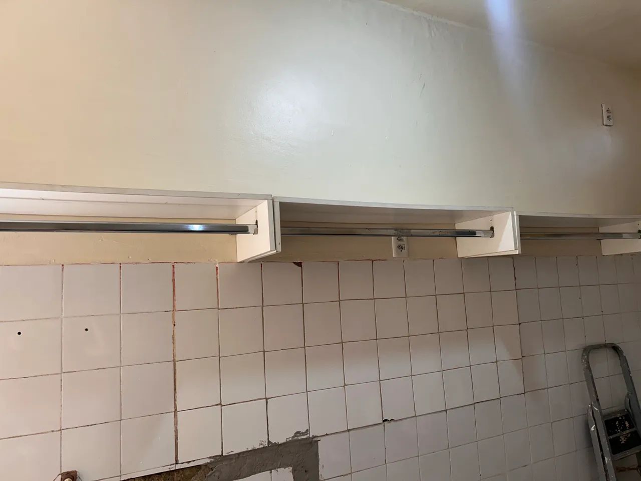 Cabideiro aéreo / closet suspenso em MDF branco  - Foto 3