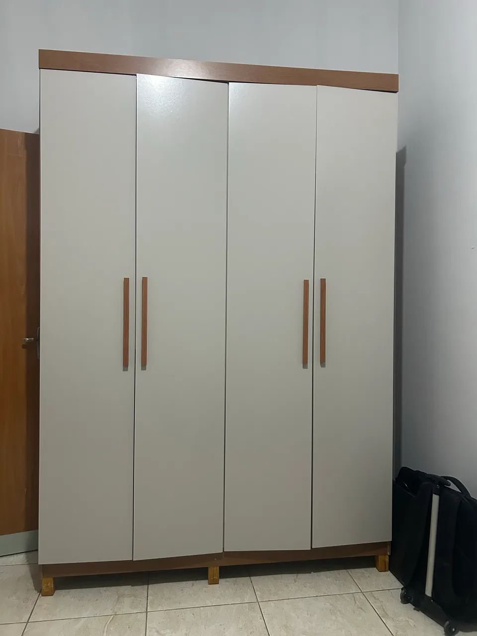 Guarda Roupa Cinza e amadeirado  - Foto 2