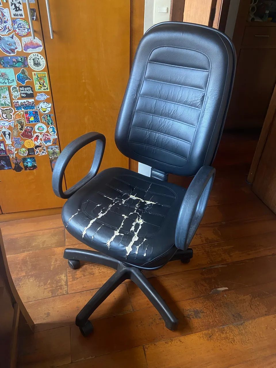 Vendo cadeira de escritório usada 