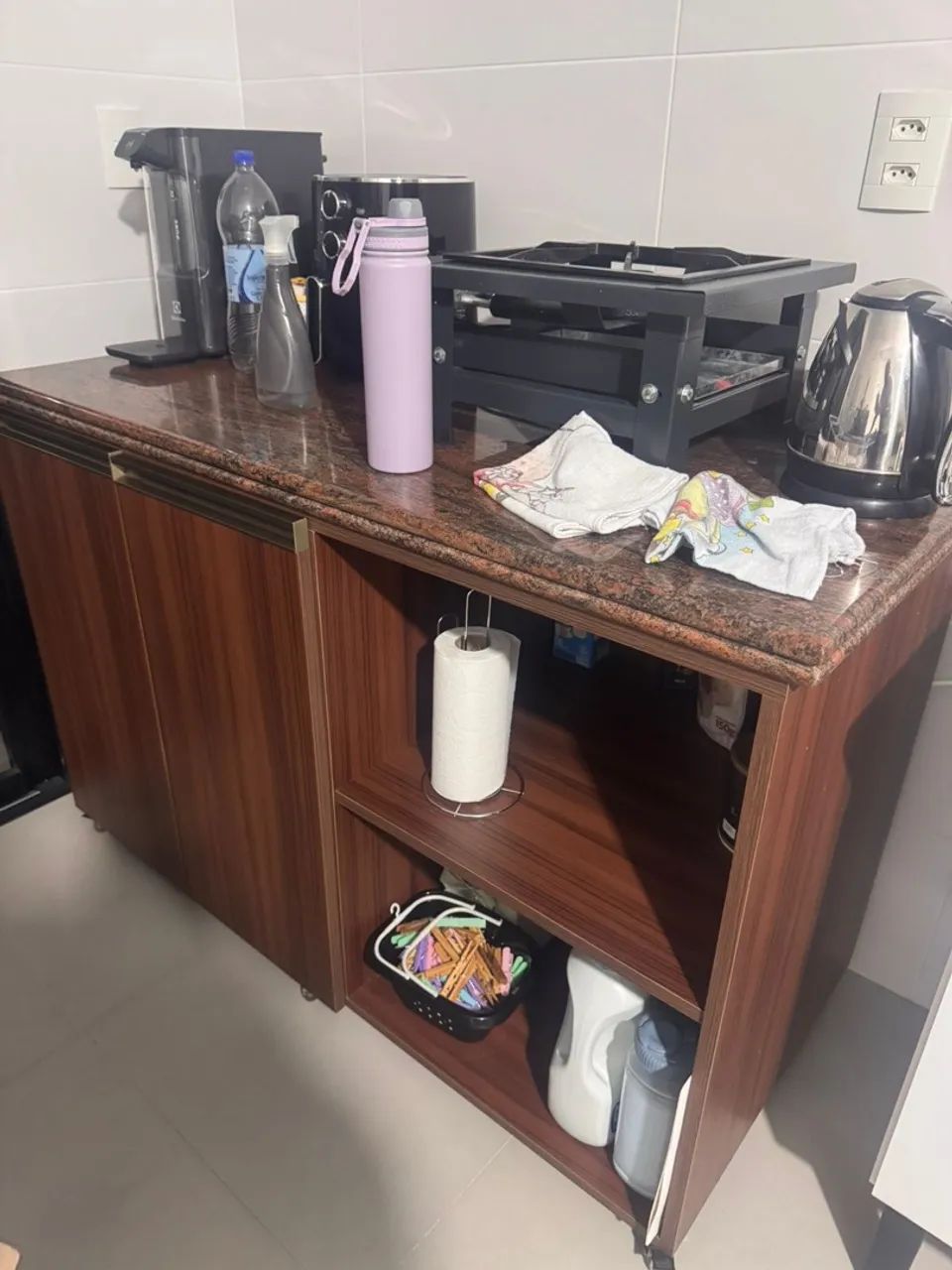 Armário de cozinha tampo em granito 