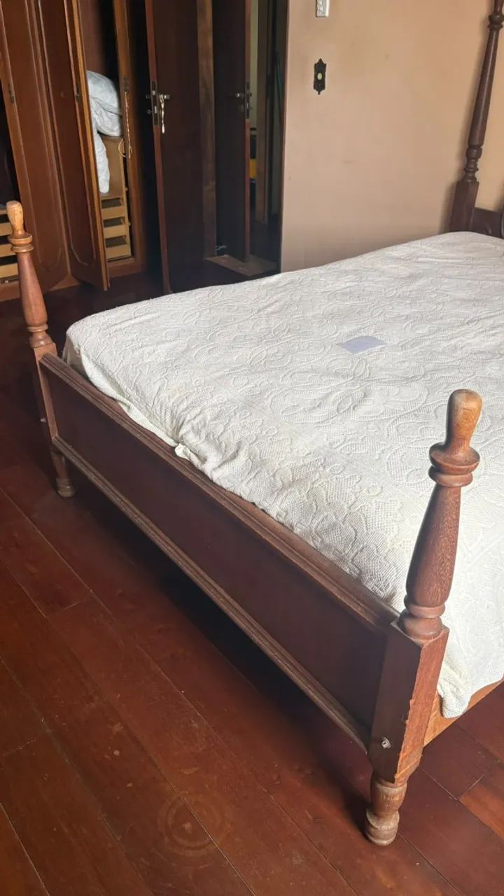 Cama de Madeira Antiga com Cabeceira Entalhada - Foto 3