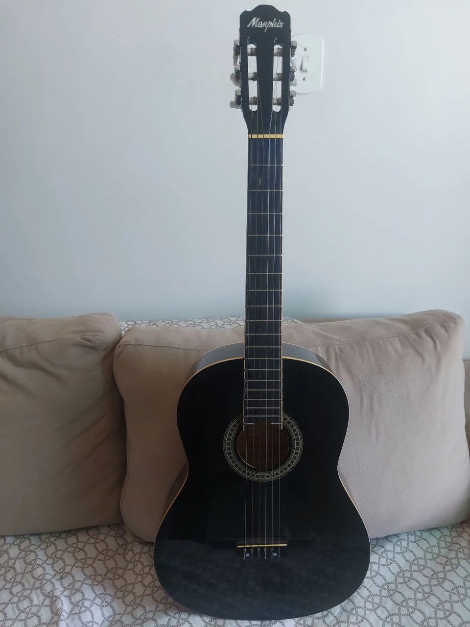 Violão com capa de transporte 