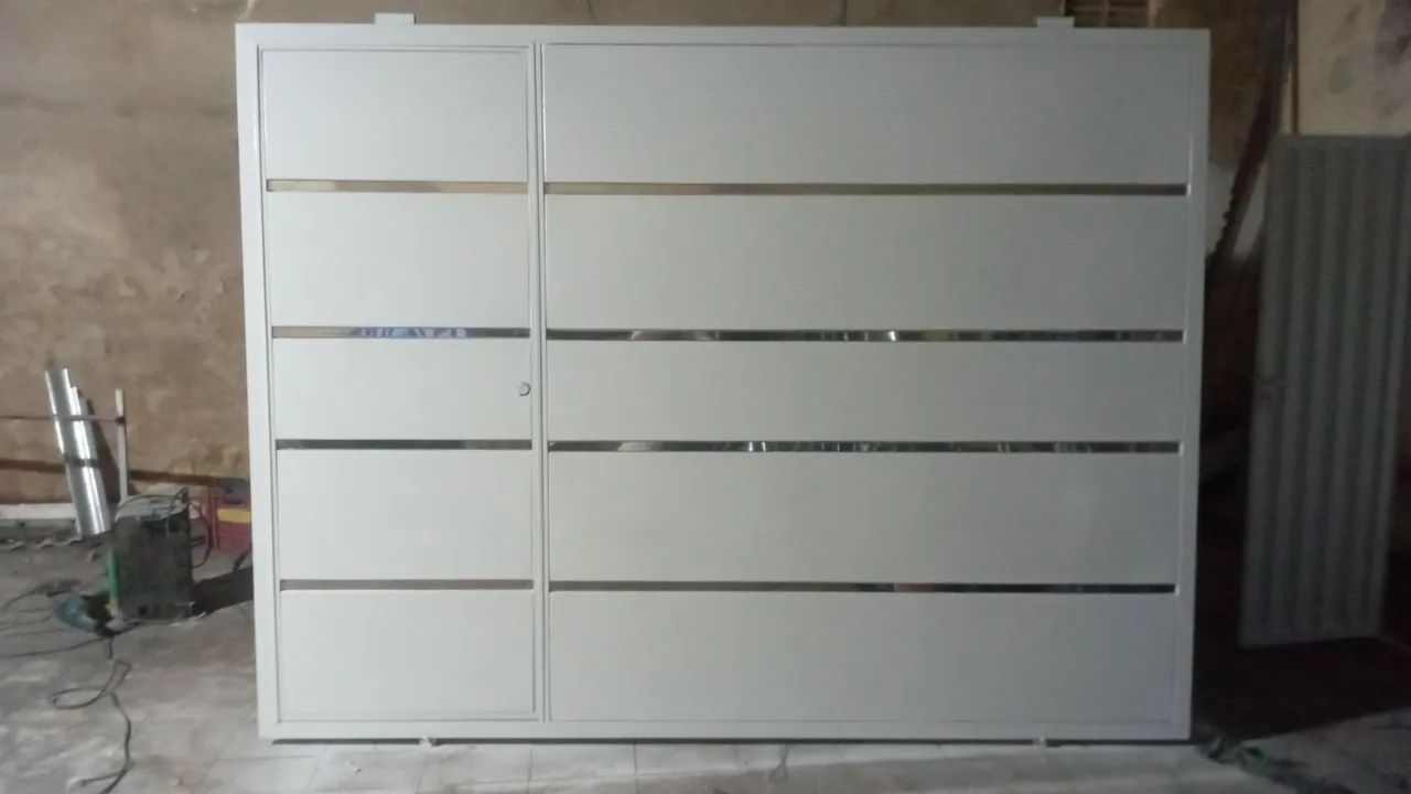 Portão galvanizado pintado com tira de espelho 2800 Tiago Metalúrgico * 