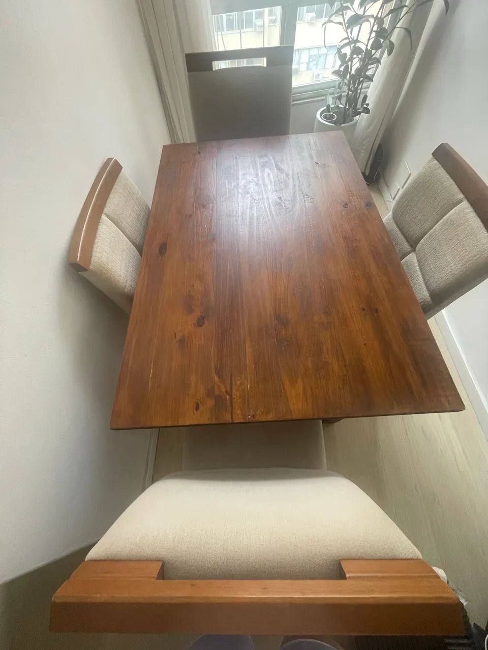 Mesa em madeira com 04 cadeiras em tecidos - Foto 5