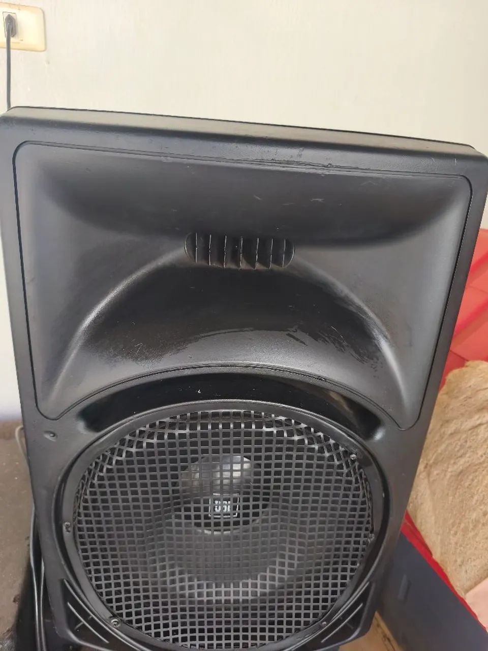 caixa ativa e pedestais com microfone