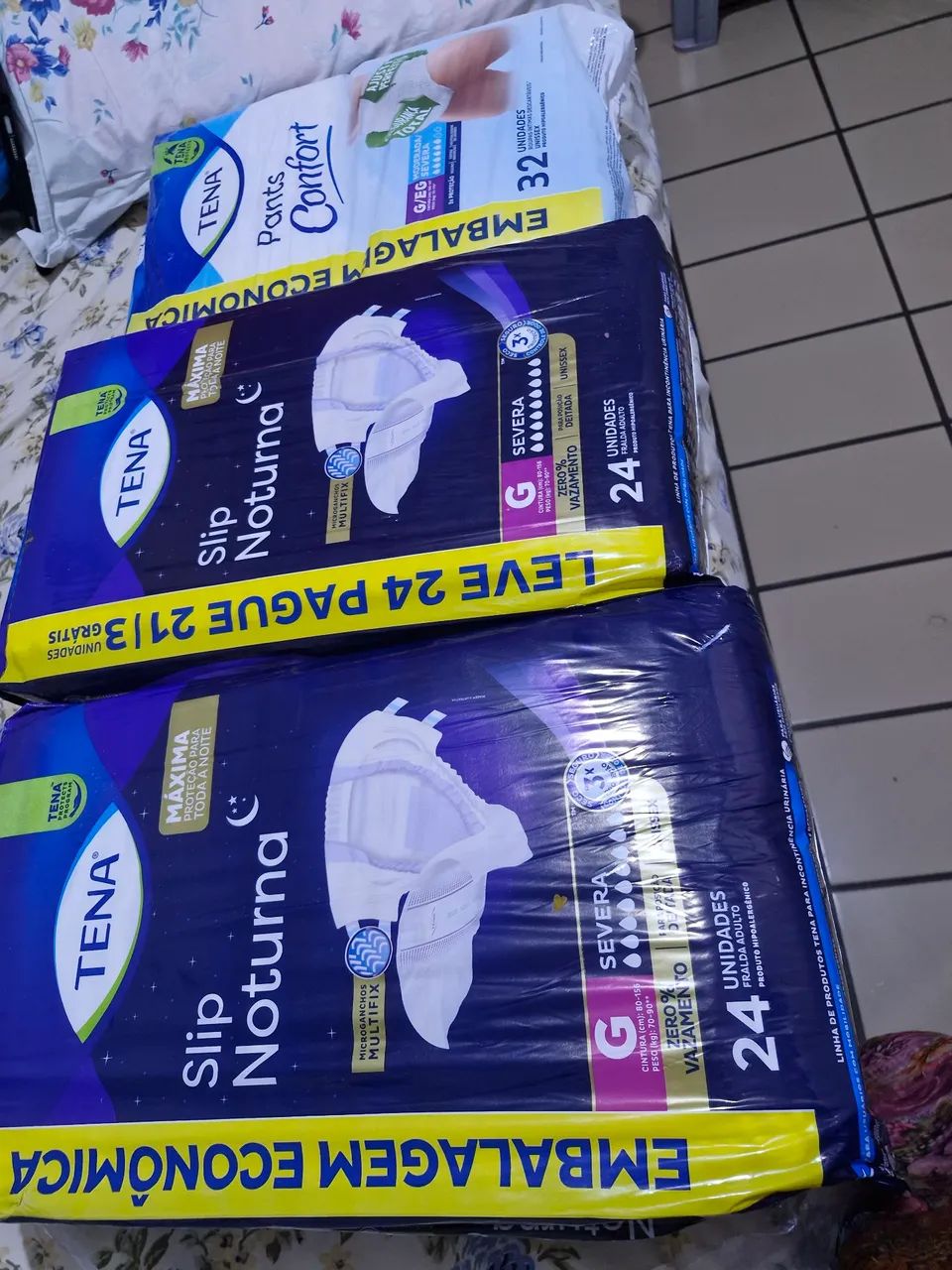 Três pacotes de fraldas adultos da Tena. Novas. R$90 cada pacote.