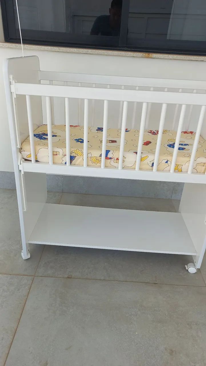 Mini berço com colchão e grade removível 
