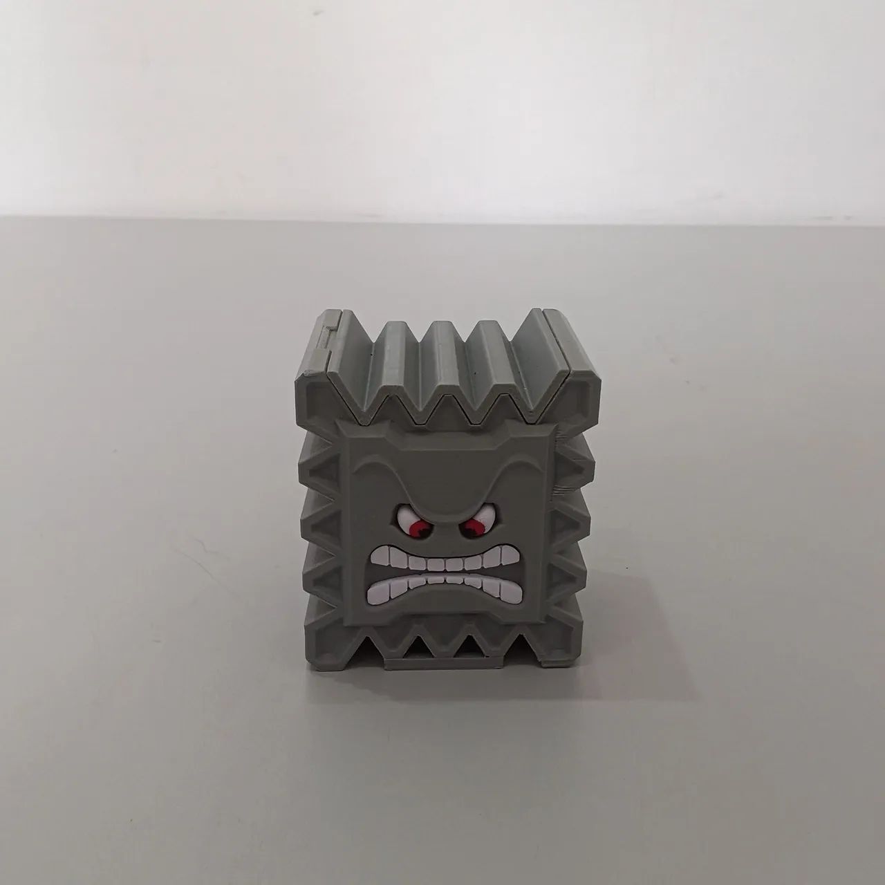 Vendo Acessório para mesa Thwomp do Super Mario Bros Semi novo  - Foto 5