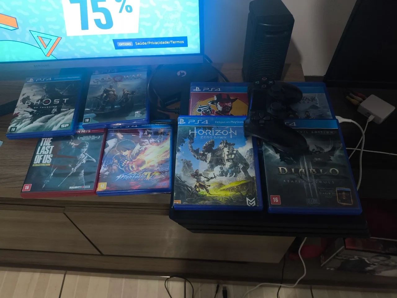 Vendo ou troco PS4 Pro com 1 controle e 16 jogos 