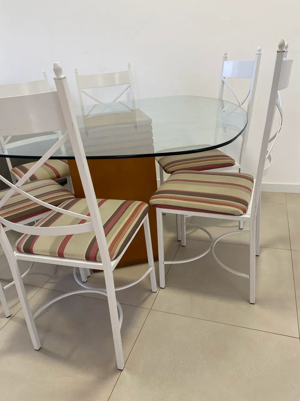 Mesa de jantar com cadeiras