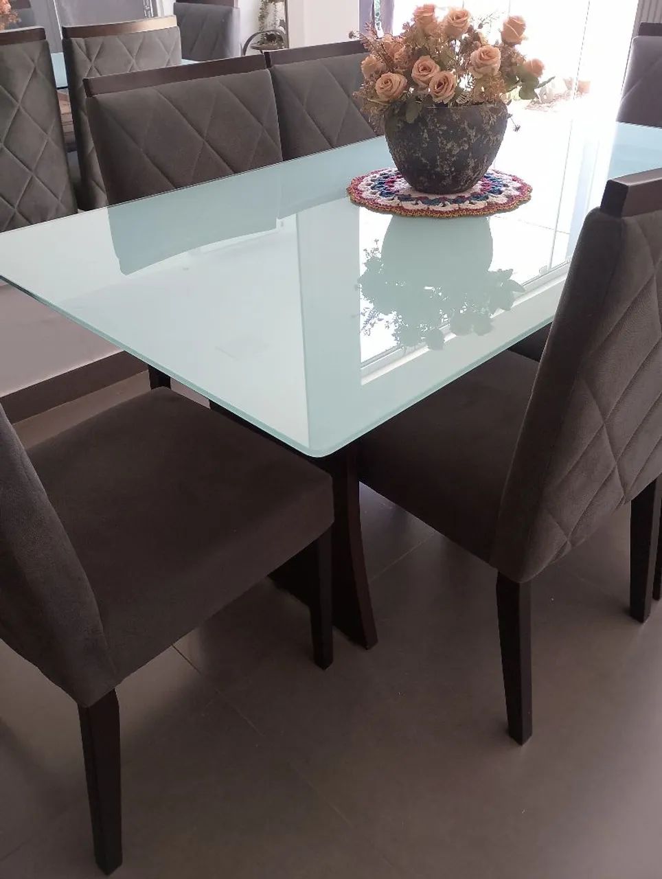 MESA COM  6 CADEIRAS cor cinza das cadeiras 