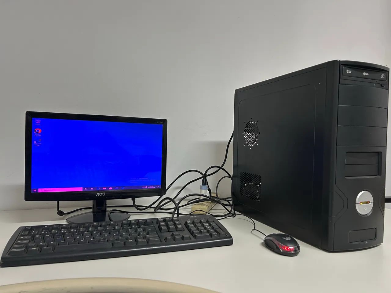 Computador completo com CPU monitor e mouse