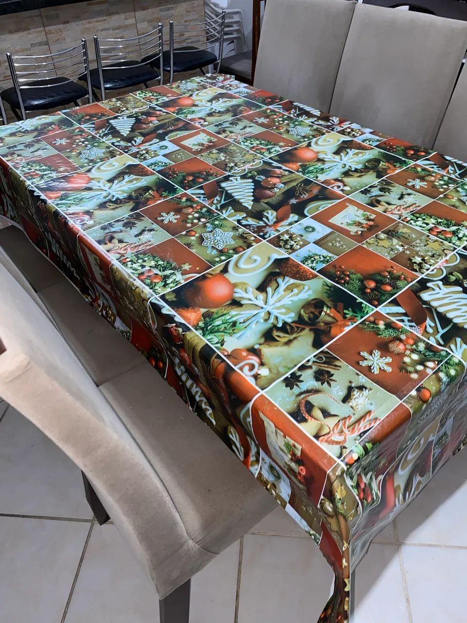 Mesa com 6 Cadeiras Estofadas  - Foto 5
