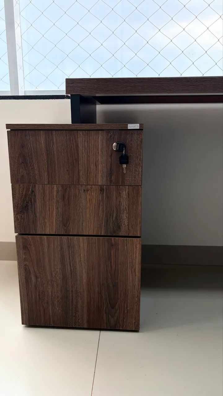 Mesa de escritório em L com gaveteiro - Foto 3