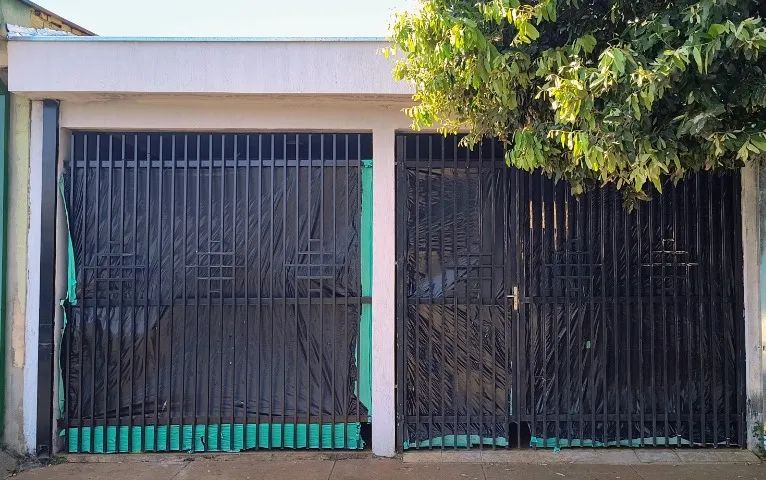 Casa com 4 cômodos e mais garagem e lavanderia, corredor e quintal pequeno  - Foto 2