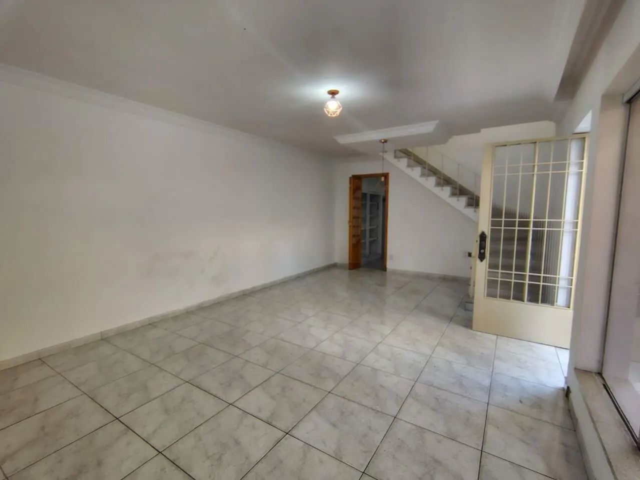 Sobrado para locação, com 03 quartos e 01 vaga de garagem.