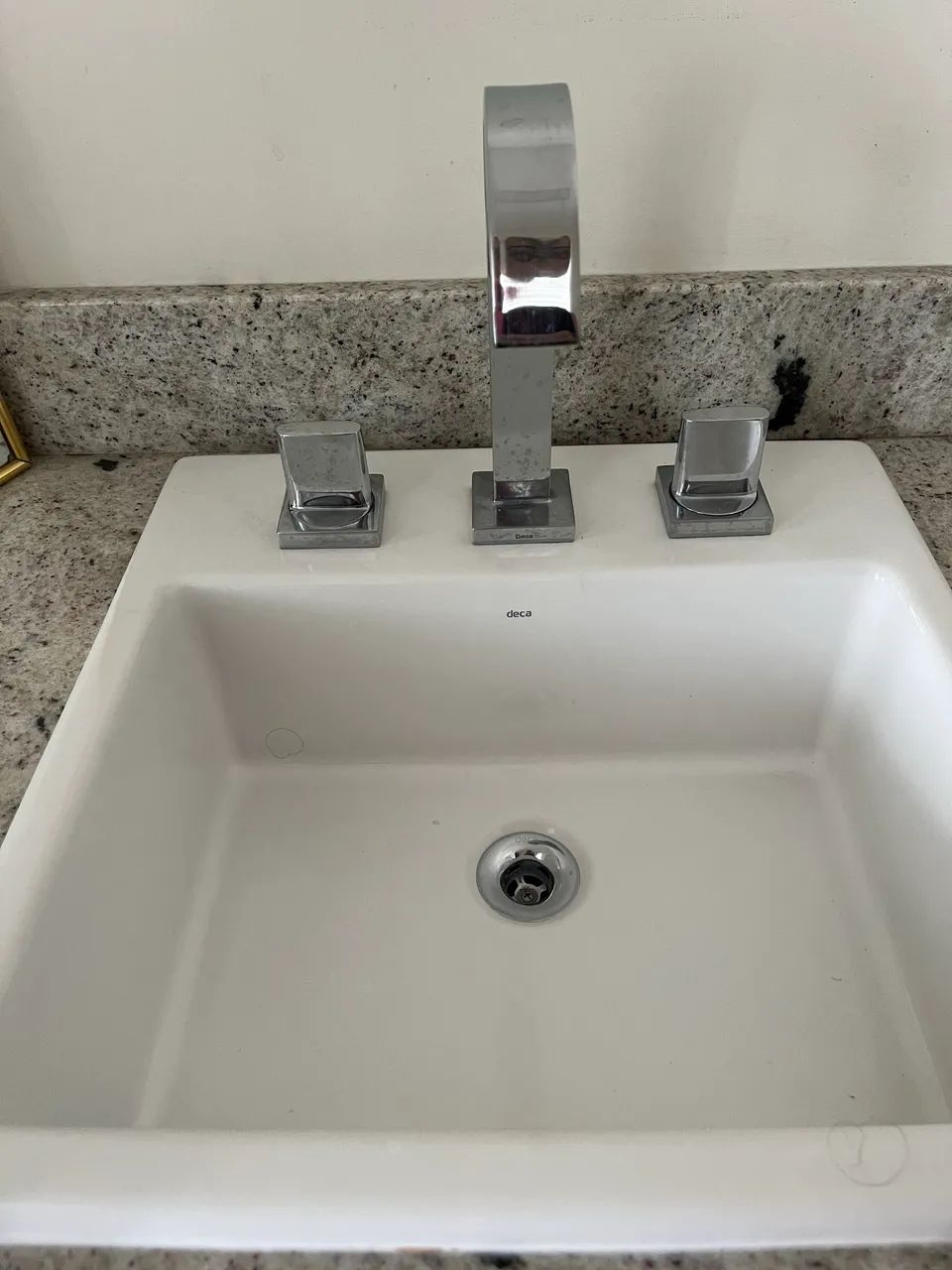 Bancada de banheiro com torneira Deca