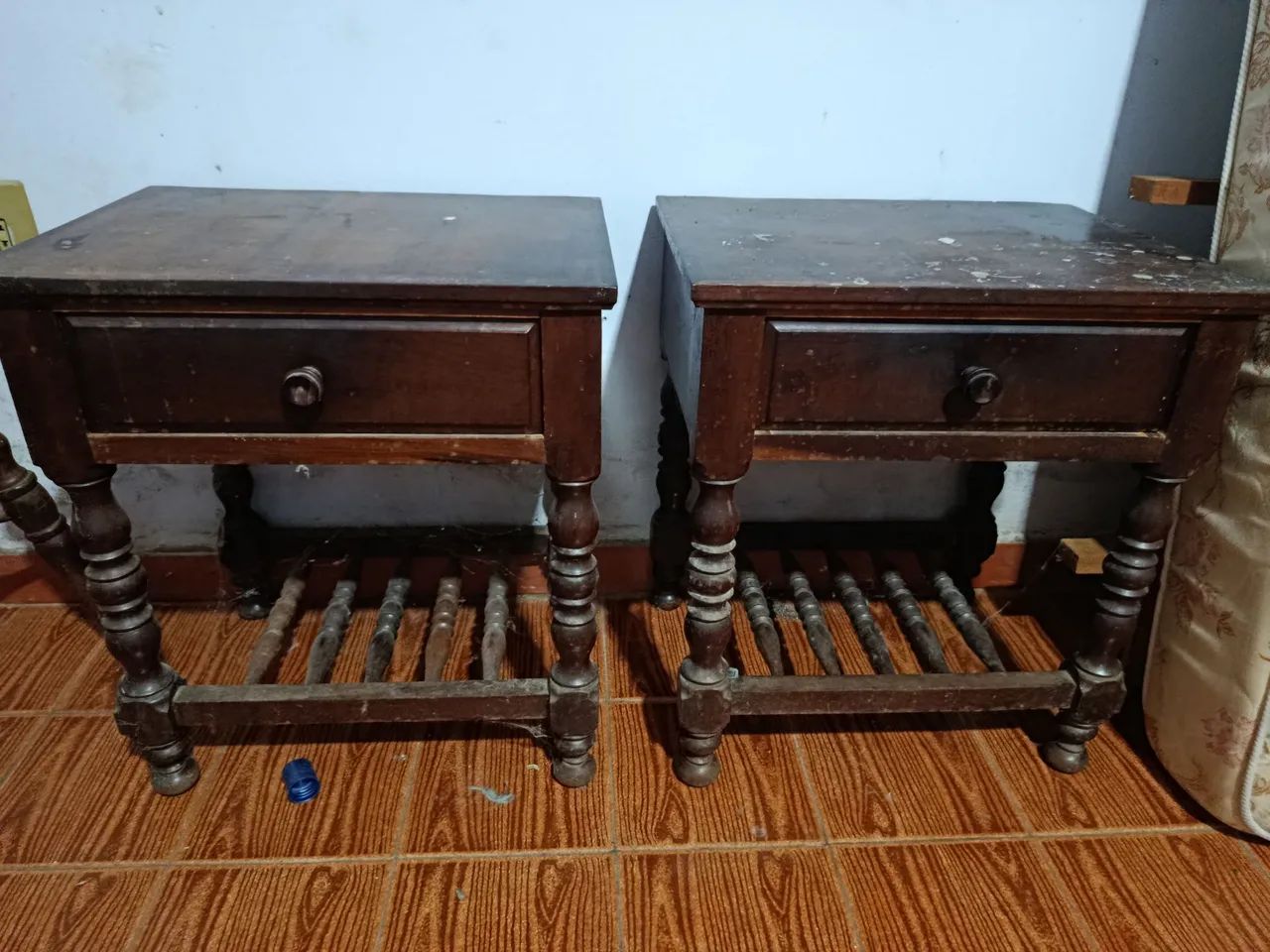 Conjunto de mesa de cabeceira antigo
