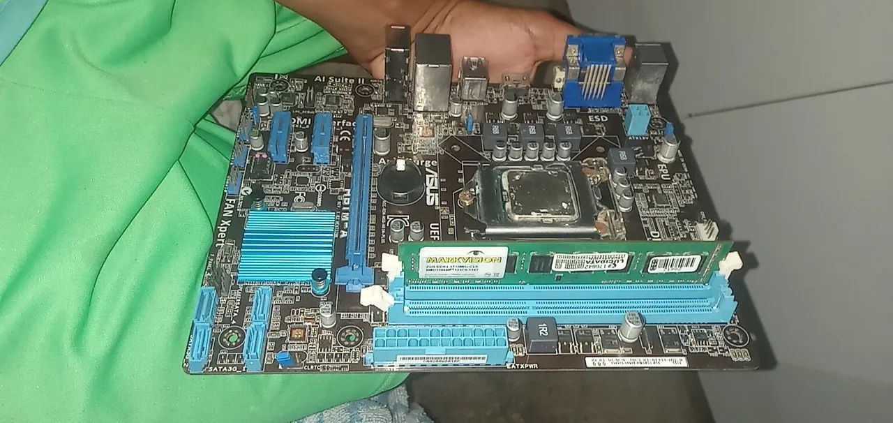Placa mae h61-a com um pente de 2gb e processador pention 06