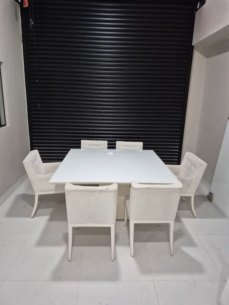Mesa quadrada com tampo de madeira e vidro jateado