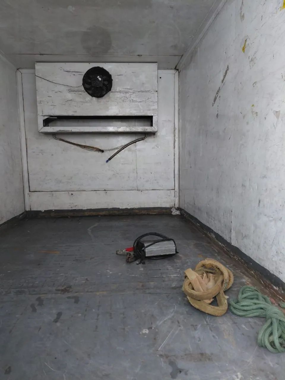Vende-se baú refrigerado 
