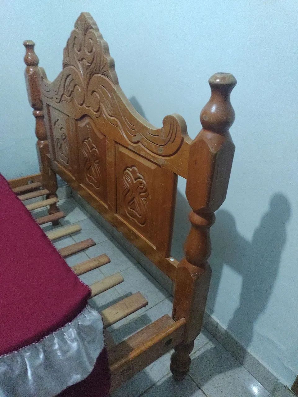 Cama de casal entalhada em madeira  - Foto 2