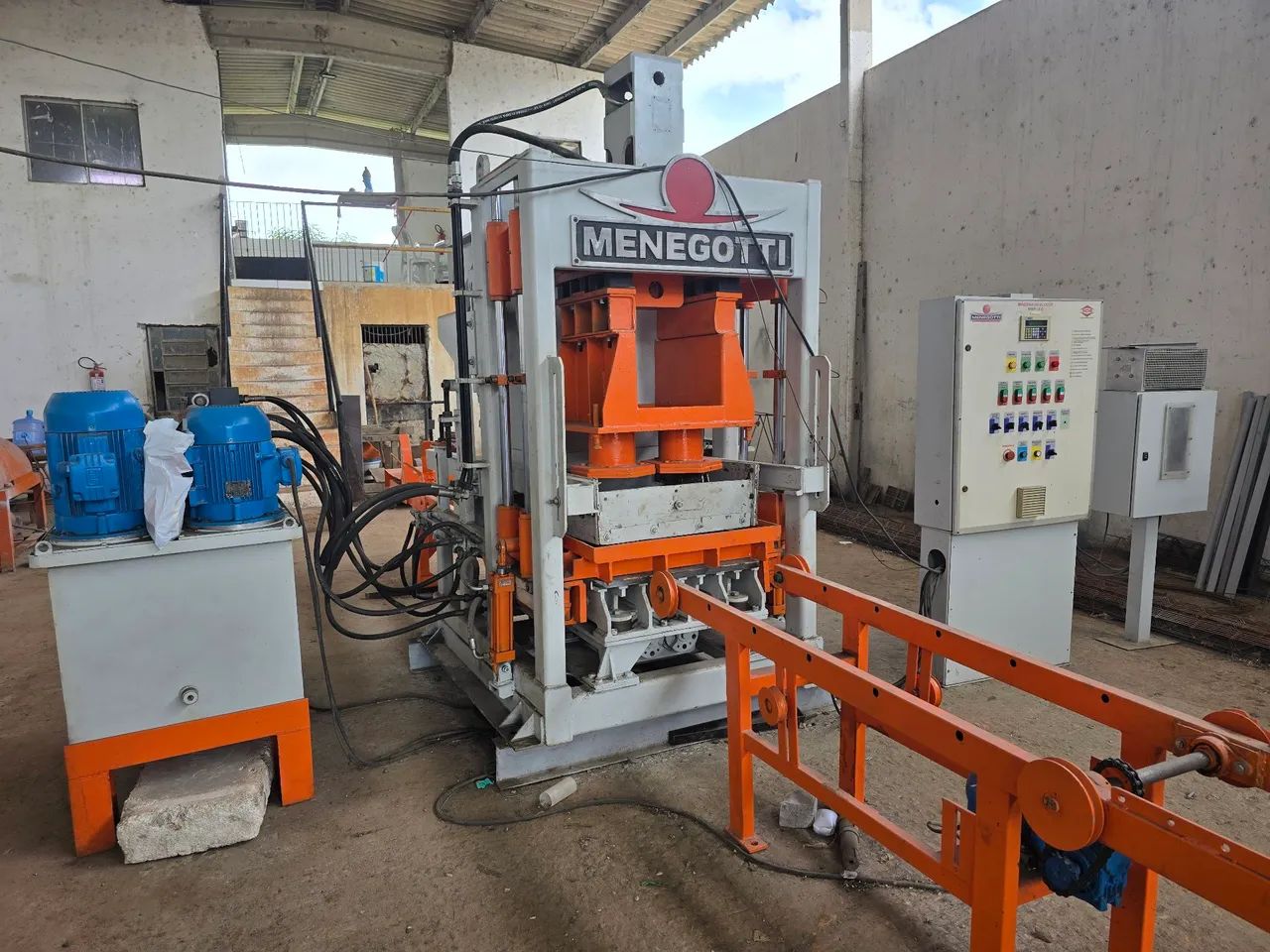Máquina de fabricação de pisos intertravados MB4 automática reformada