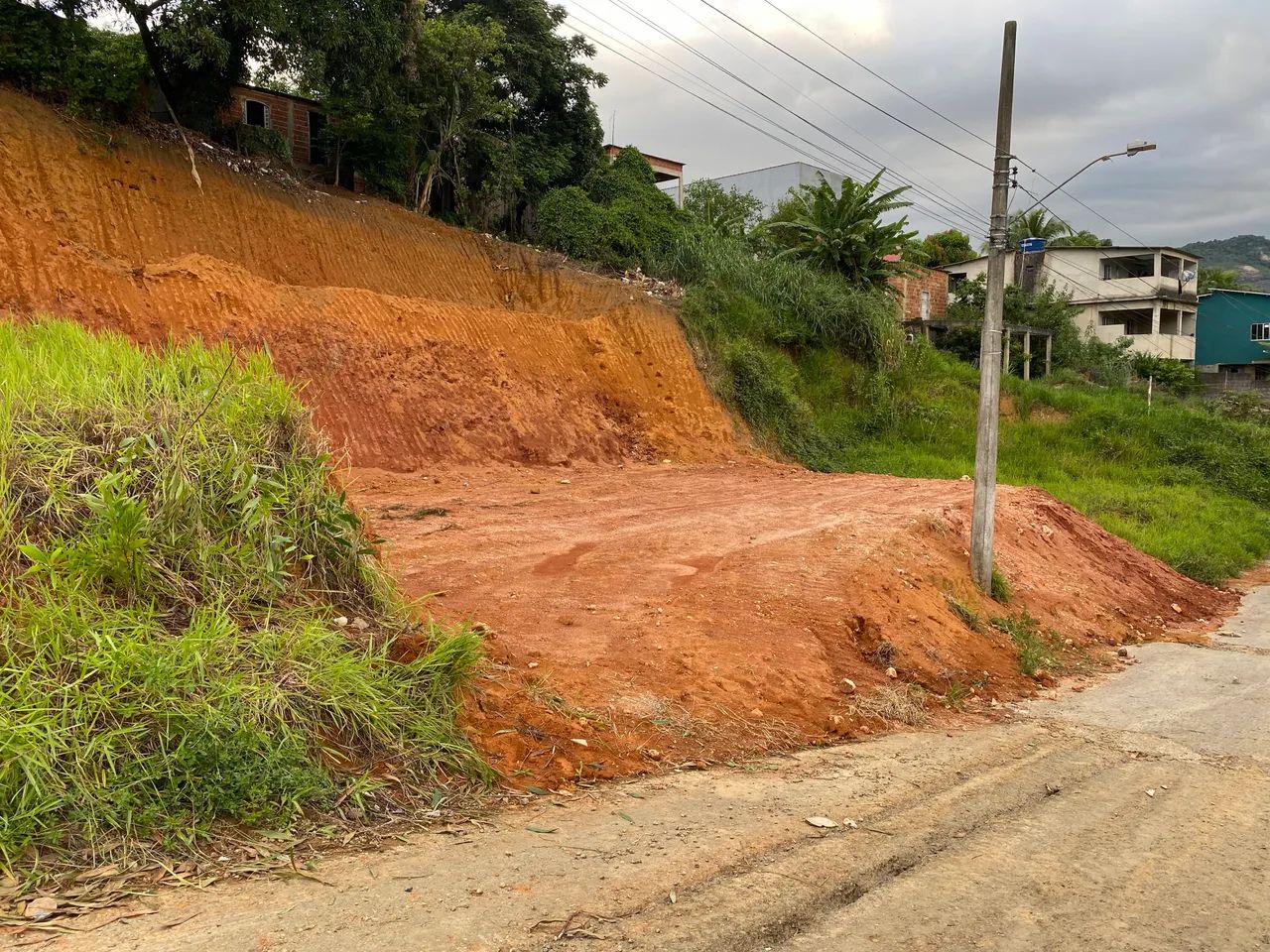 Terreno 300 m2 quitado e escriturado próximo a Cariacica Sede