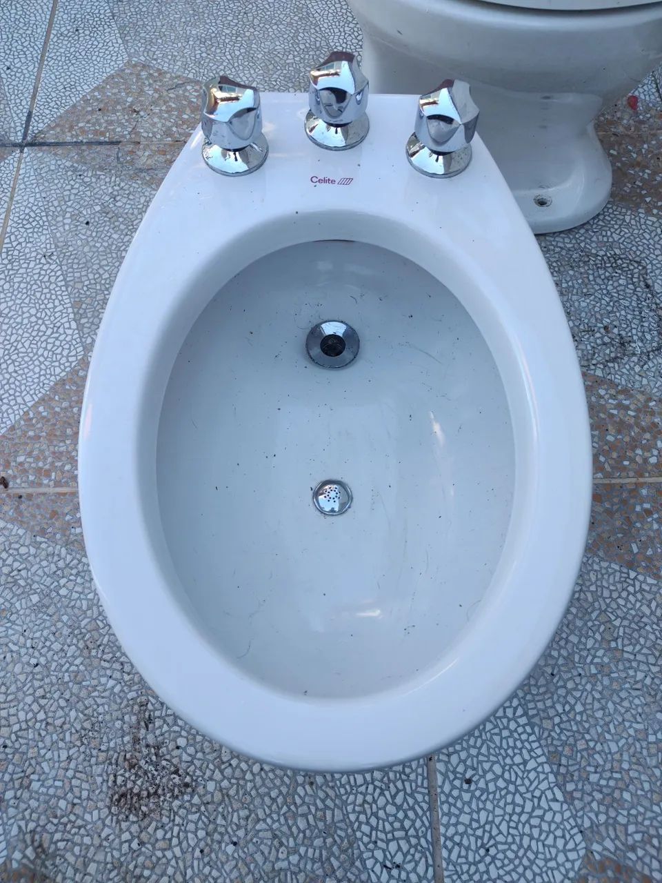 Bidê branco completo com 3 registros