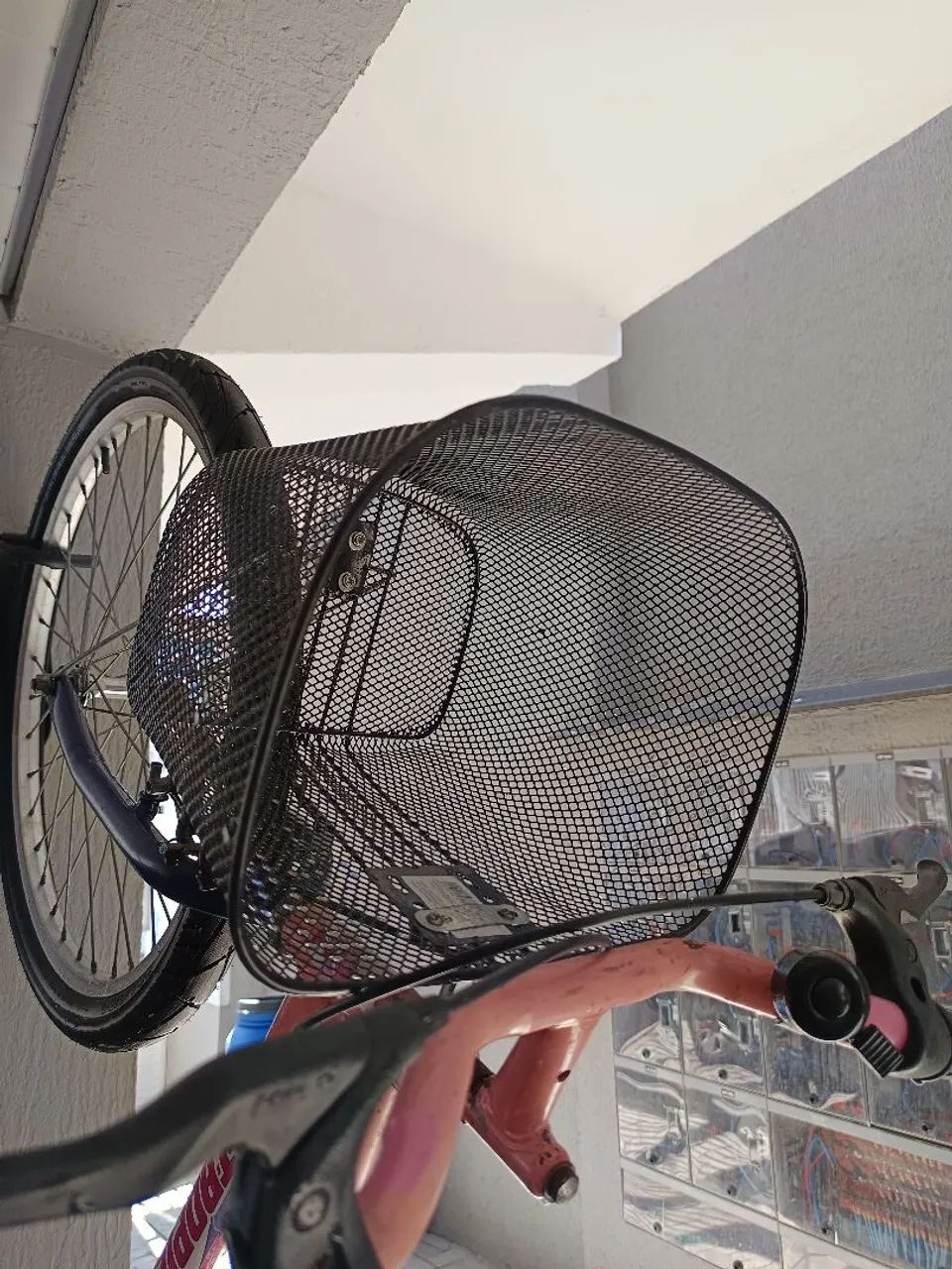 Bicicleta aro 24 c/ cestinha e garupeiro - Foto 3