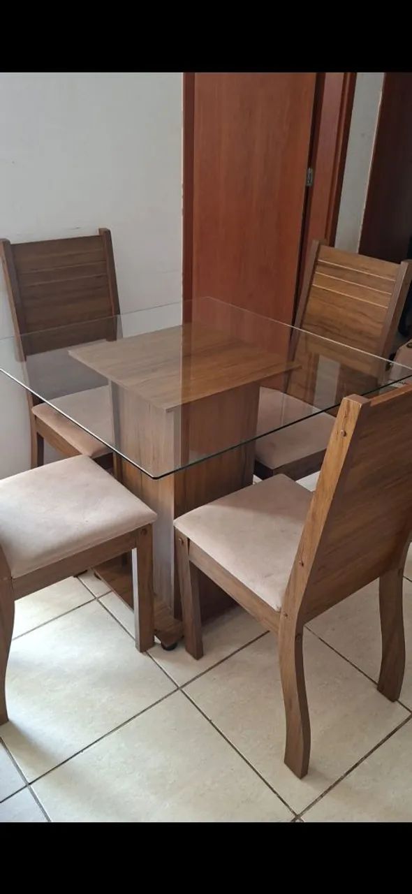 Mesa de vidro com 4 cadeiras