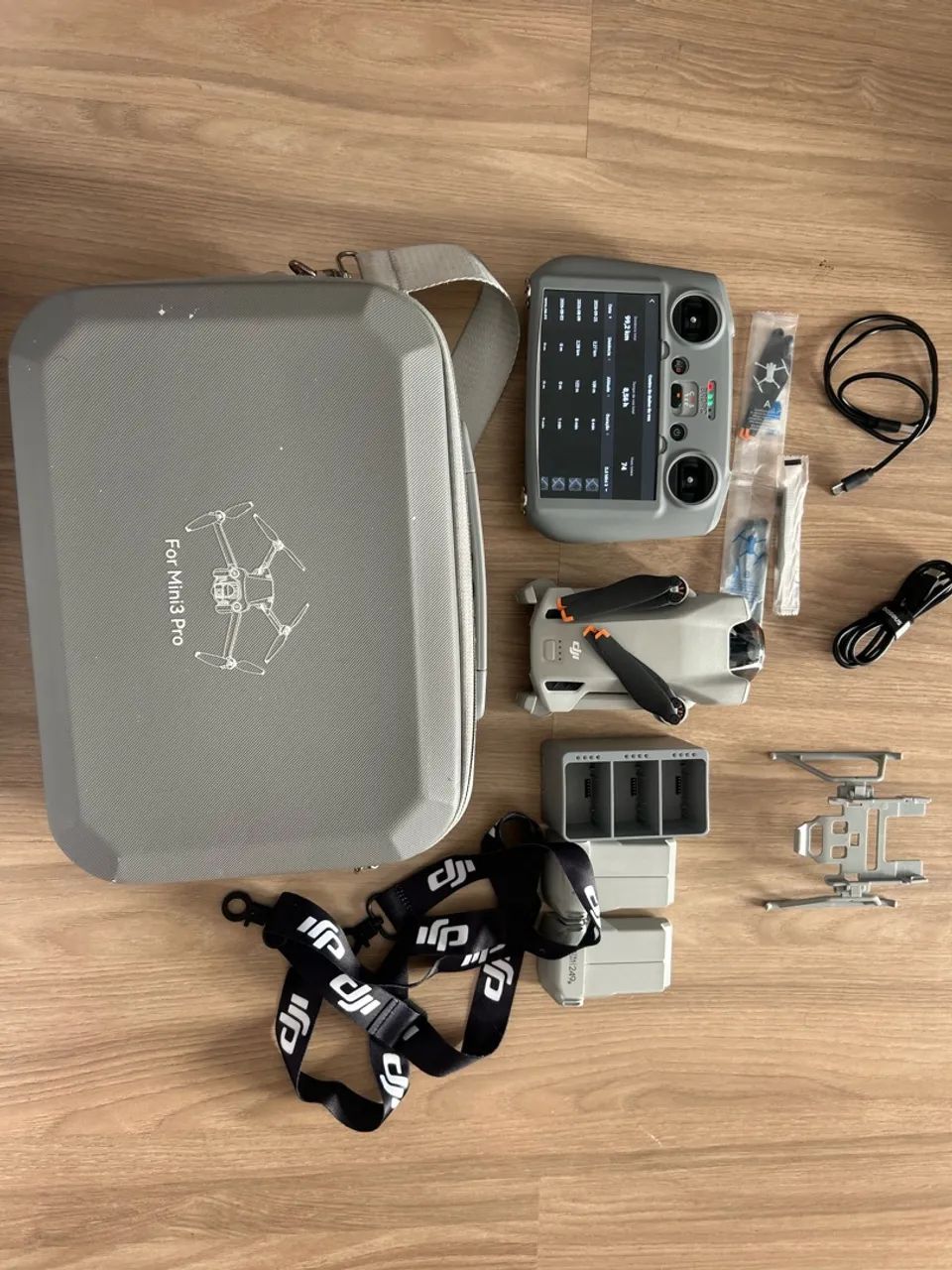 Drone DJI Mini 3 + Rádio com Tela + 2 Baterias + Maleta - Completo!