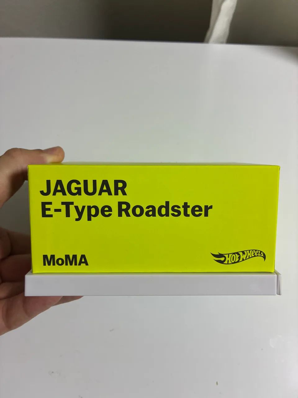 Hot Wheels x MoMa Jaguar e-type roadster  - Foto 4