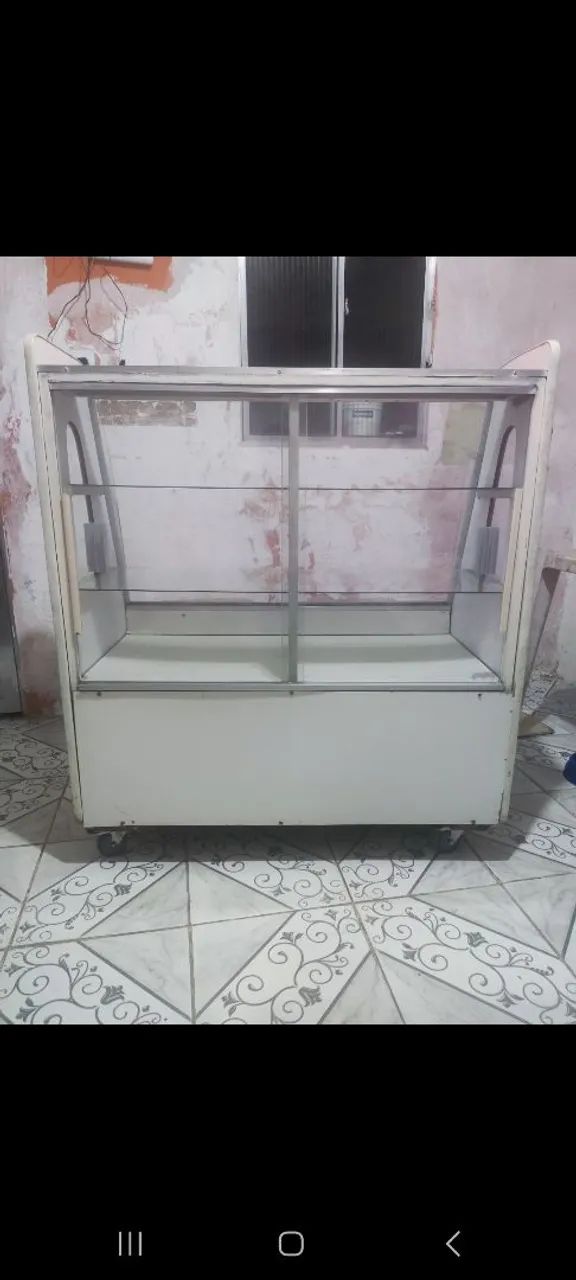 Vendo um balcão expositor usado 