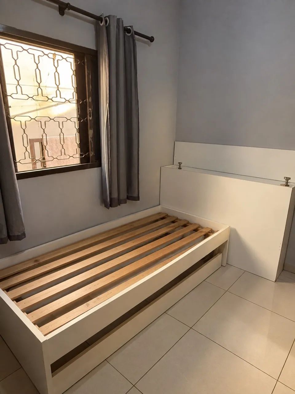 Cama de solteiro com baú 