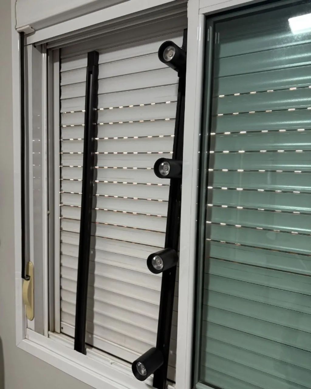 Trilho Eletrificado LED 2 Metros com 6 Spots 3000K - Foto 2
