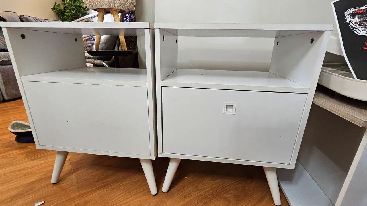 Par de Criados Mudos Retrô Brancos com Gaveta e Nicho (Mesa de Cabeceira)