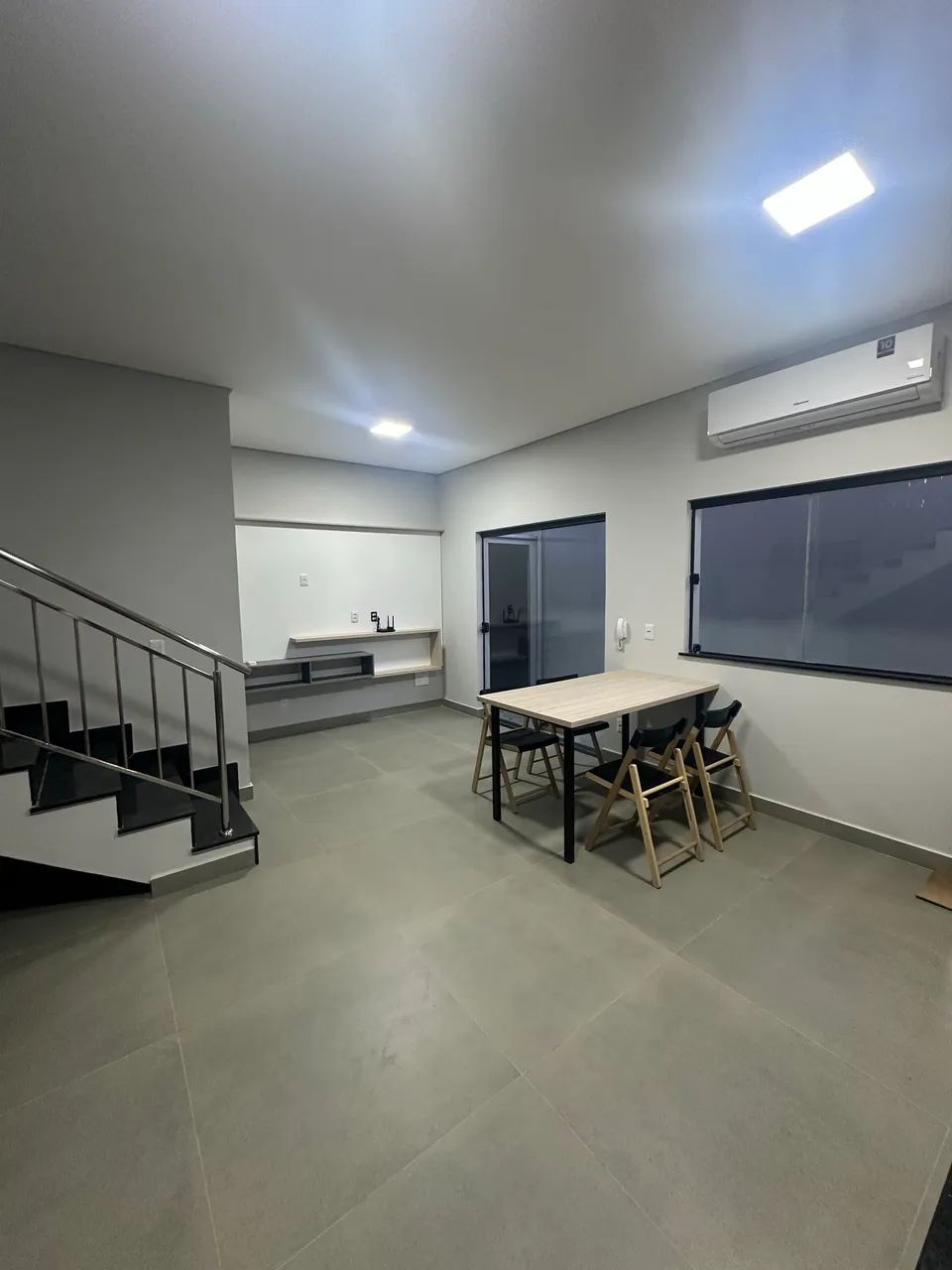 Aluguel. Duplex. 2 suítes + home office. Parcialmente mobiliado. Paraviana 