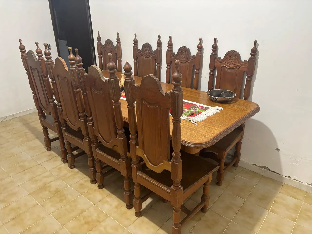 Mesa de 8 cadeiras de madeira maciça de CEREJEIRA.