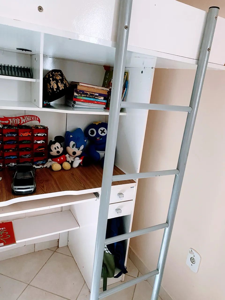 Beliche com prateleira lá e mesa para computador  - Foto 3